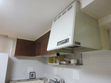 白の鏡面木目にお料理の彩りもより華やかに